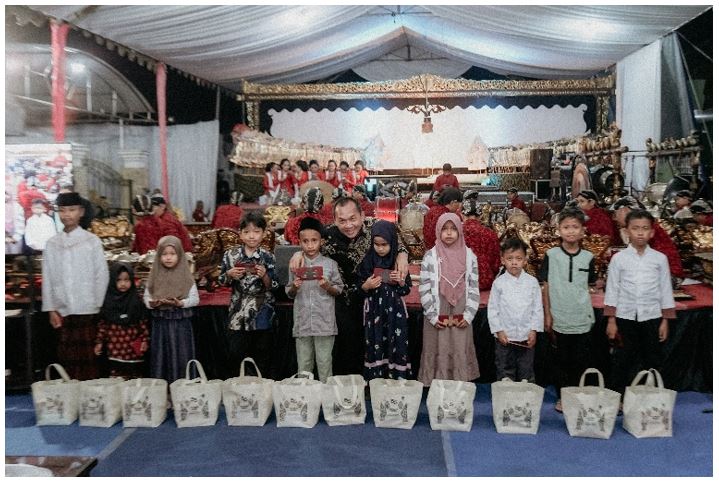 Pembagian kuliner gratis untuk masyarakat